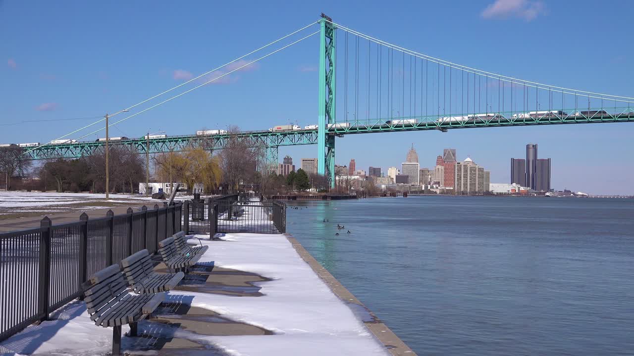 디트로이트 미시간 다운타운 근처의 디트로이트 리버 앰버서더 브리지 및 gm 타워 2