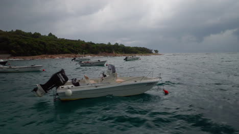 órbita-Aérea-A-Través-De-Costa-Rocosa-Y-Barcos-Anclados-Flotando-En-El-Agua