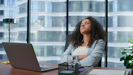 Unmotivierter-Büroangestellter,-Der-Die-Monotonie-Der-Routine-Satt-Hat,-Nahaufnahme.-Mädchen-Lehnt-An-Einem-Stuhl