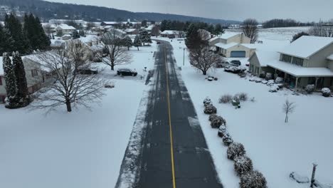 Barrio-Americano-Moderno-Durante-El-Invierno-Con-Nieve.