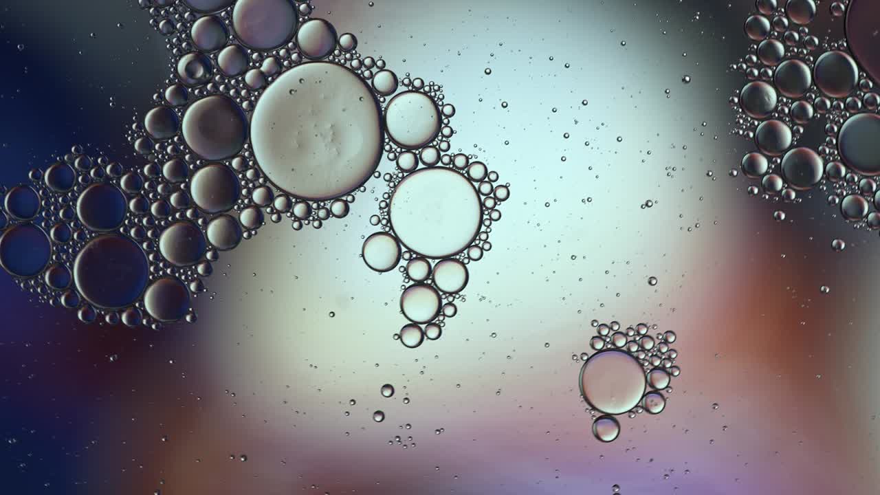 추상적인 다채로운 음식 기름 방울 거품과 구가 흐르고