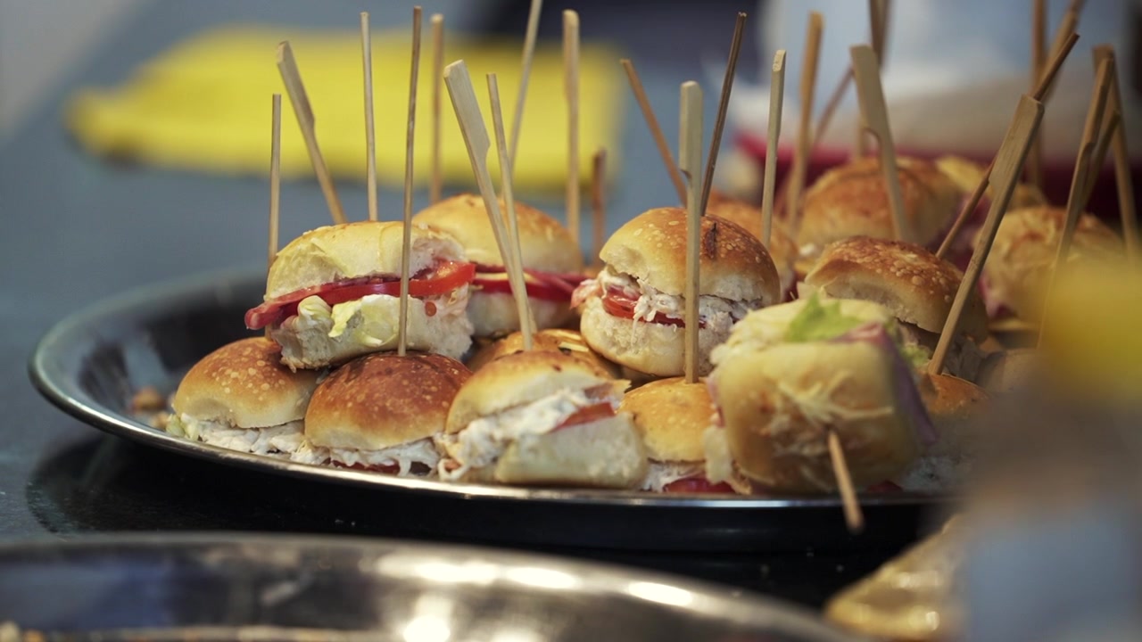 Un primo piano di un vassoio con molti mini-hamburger