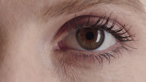 mujer de cerca abriendo los ojos mirando a la cámara belleza femenina maquillaje vista saludable