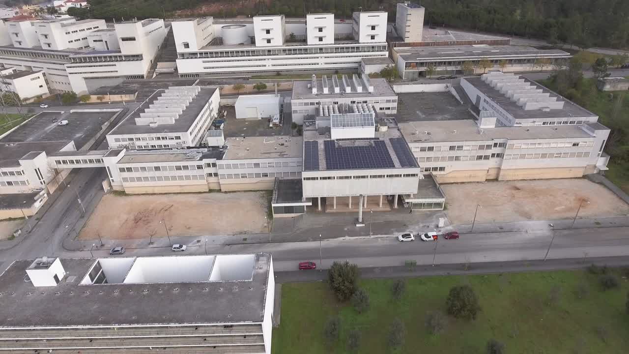 здание факультета гражданского строительства в университете коимбры в португалии