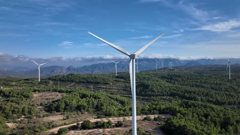 Atemberaubende-Szene-über-Einem-Windmühlenbauernhof-Mit-Hellem