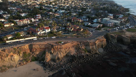 vista aérea del tráfico en el bulevar costero en el barrio de los acantilados de la puesta del sol de san diego, california, ee.uu., disparo de drones