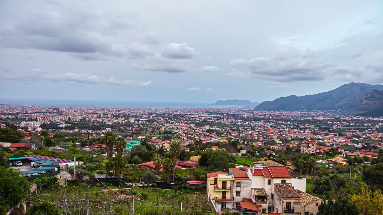 vista panorámica de la ciudad del punto de vista belvedere di monte pellegrino en la isla de sicilia durante el día nublado - lapso de tiempo