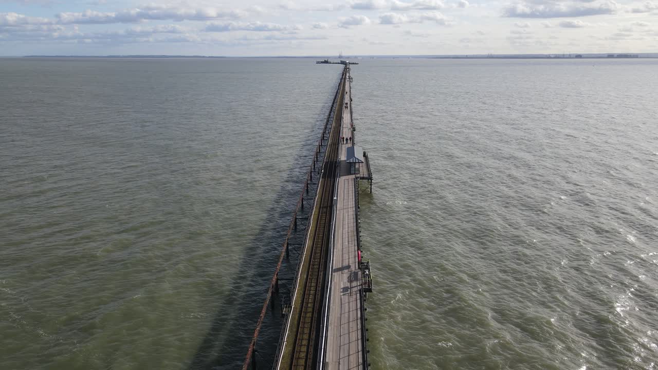 Drone vliegt langs de pier van Southend-on-Sea in Essex, VK, de langste plezierpier ter wereld