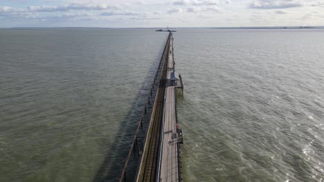 drone volando a lo largo de southend en essex uk sea pier más largo muelle de placer más largo del mundo