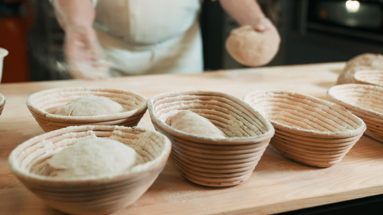 ремесленник-пекарь кладет свежее закваску в деревянную корзину, готовит закваску для проверки, делает хлеб с использованием традиционной техники