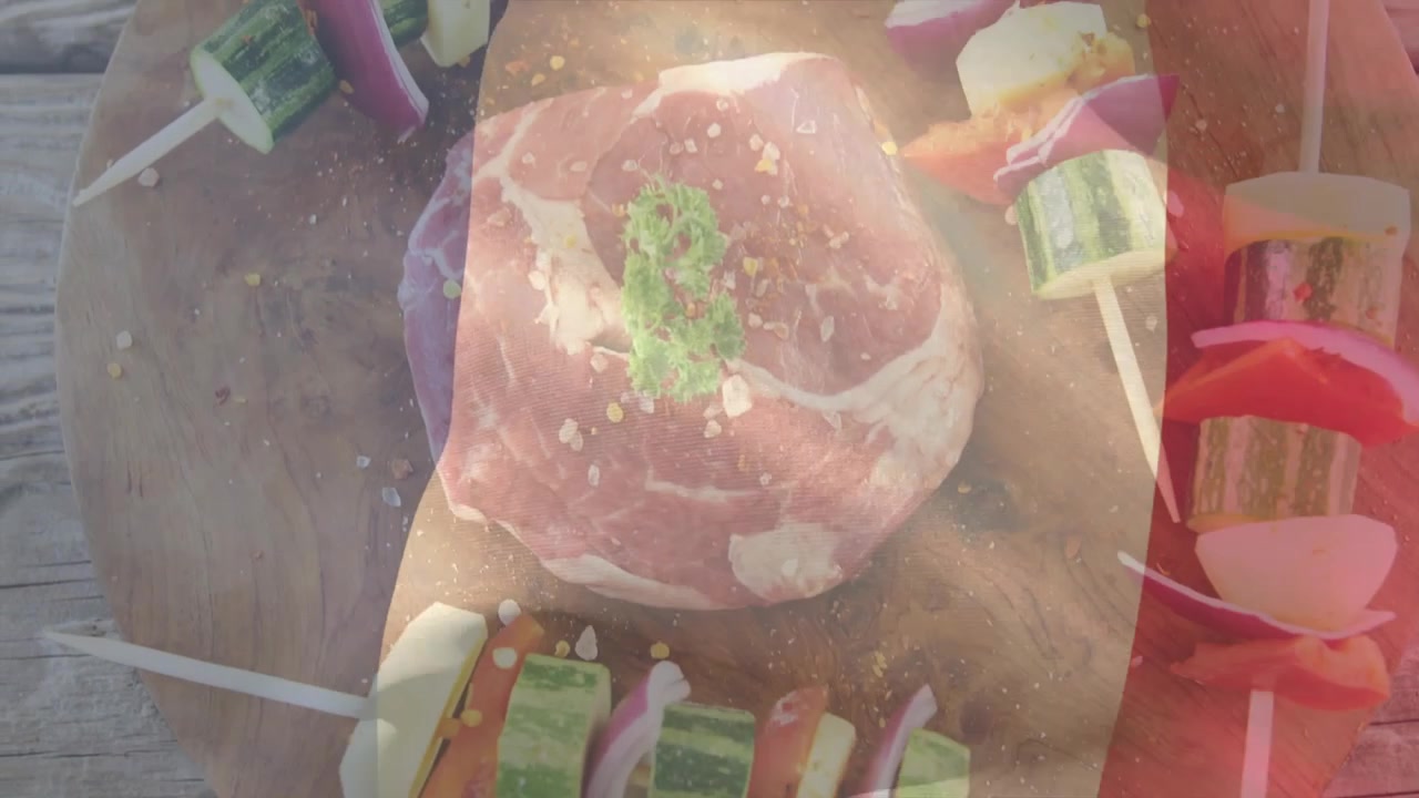 Infilare lo spiedino, mano che posiziona la bistecca, spolverata di sale alle erbe, spiedino che incornicia la carne per la presentazione.
