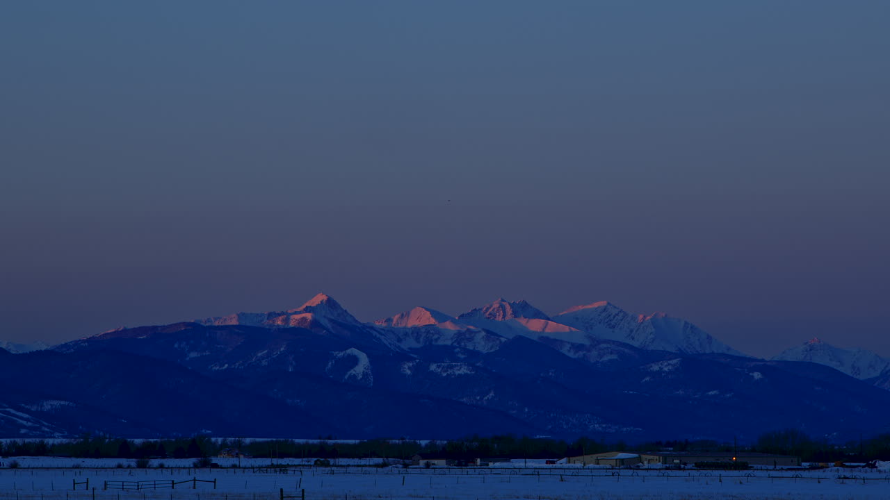 눈  ⁇ 인 산의 타임  ⁇ 스, 해가 뜨는  ⁇ 은 하늘