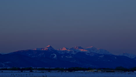 Zeitraffer-Eines-Schneebedeckten-Berges,-Klarer-Sonnenaufgangshimmel