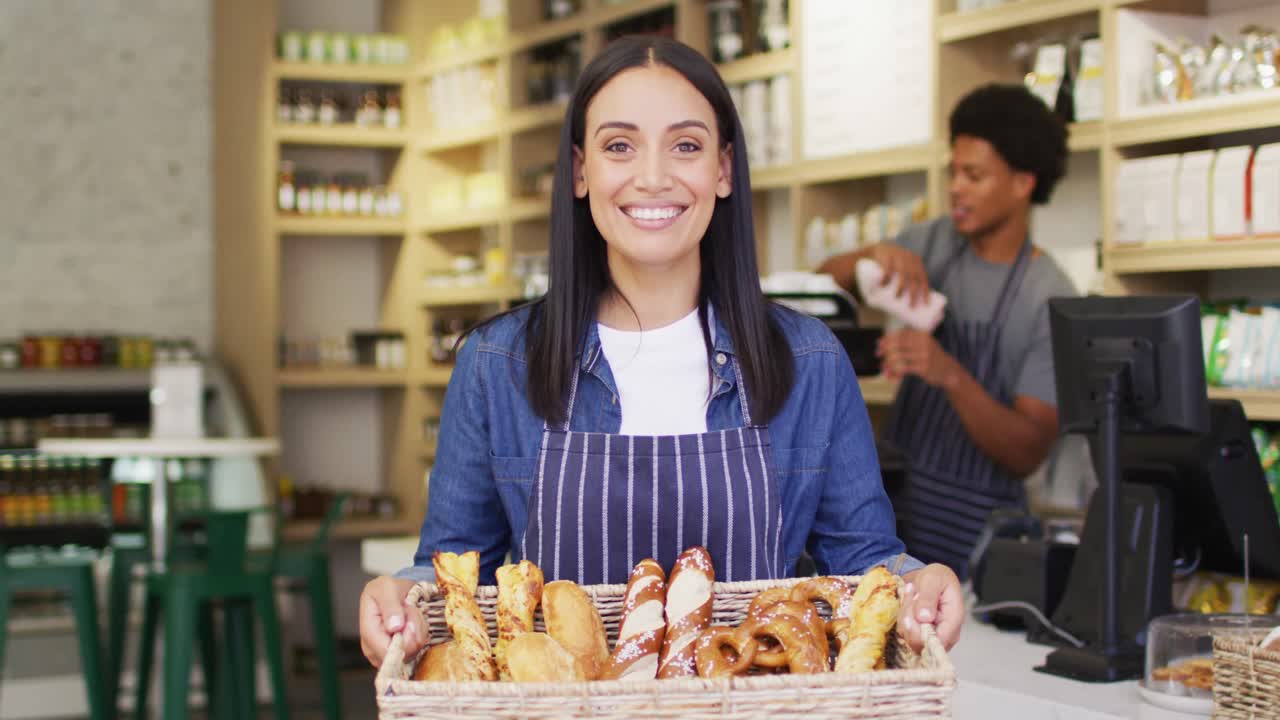 animación de una feliz camarera biracial de pie con una canasta llena de pan en una cafetería