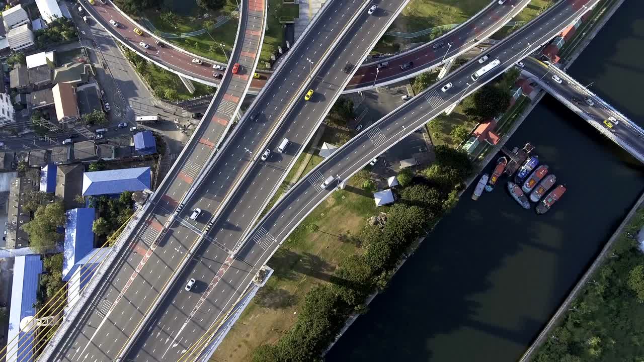 오후 에 찍은 방 의 비는 고속도로 의 공중 사진