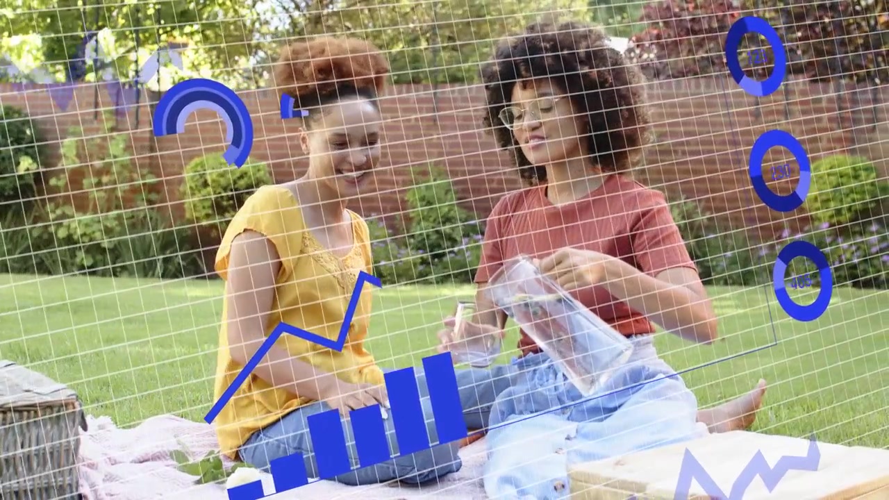 Duas mulheres em um cobertor, uma mulher alcançando e derramando água, compartilhando uma bebida enquanto uma sobreposição de marketing se move.