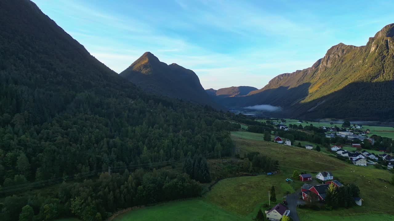 Luftfoto over dalene nær Syvde, Vanylven kommune, Norge