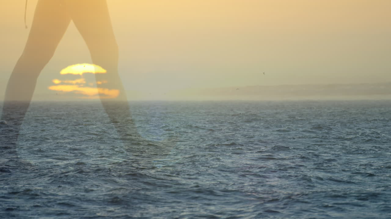 해변에서  ⁇ 고 있는 백인 여성 위의 바다와 함께 풍경의 애니메이션