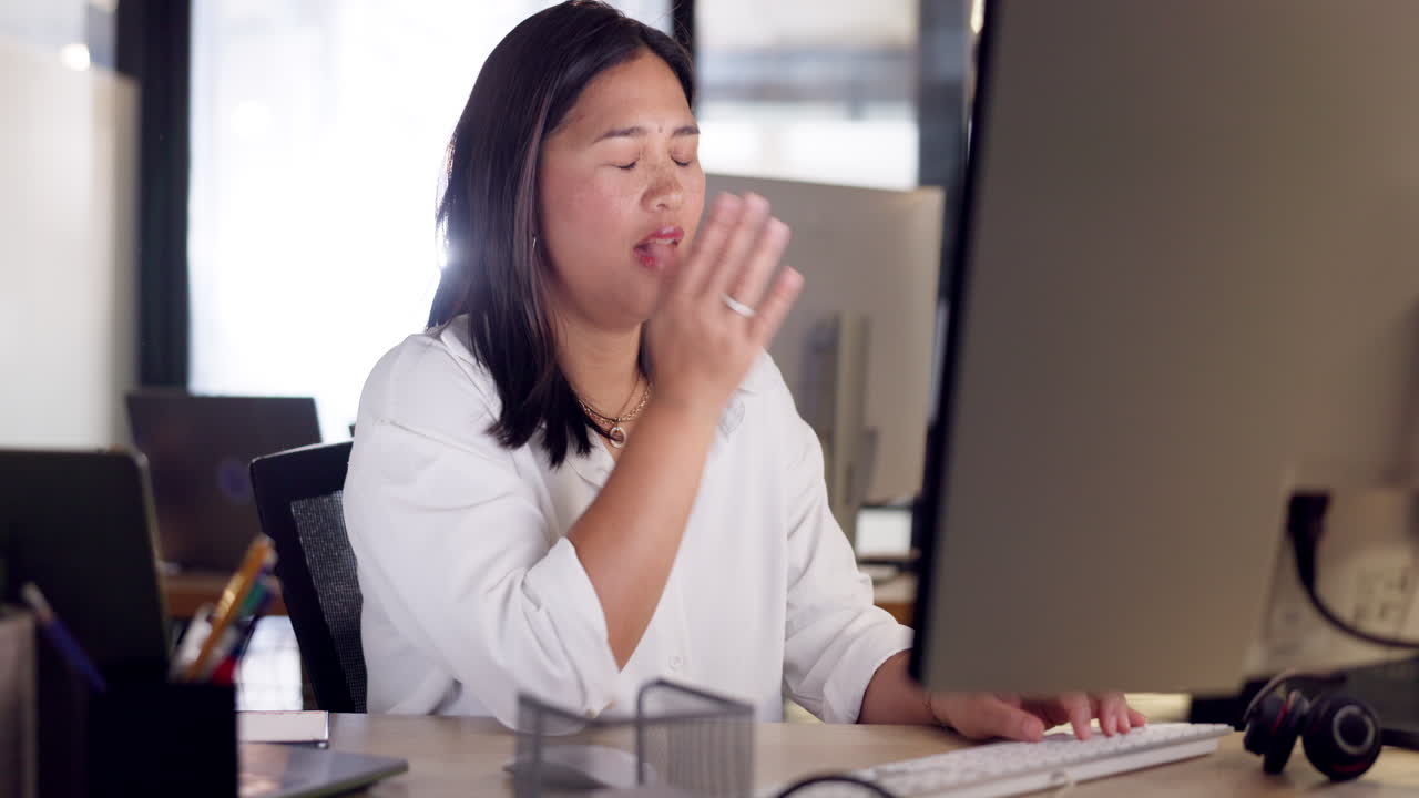 두통, 피곤하고 컴퓨터를 가진 비즈니스 여성