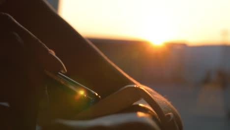 Mujer-Usando-Reloj-Inteligente-Interior-Al-Atardecer