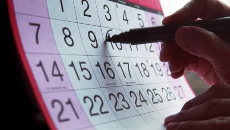 marcar fechas importantes en un calendario con un marcador