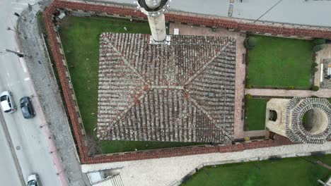 Historic-Painted-Mosque-in-Tetovo,-cars-passing-in-front-of-the-mosque,-cultural-heritage-in-Macedonia