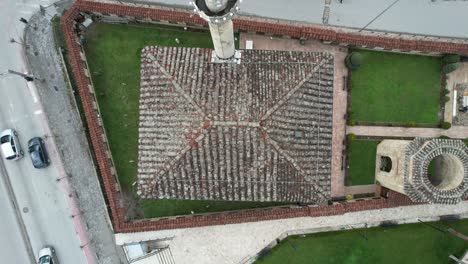 mezquita histórica pintada en tetovo, coches que pasan frente a la mezquita, patrimonio cultural en macedonia