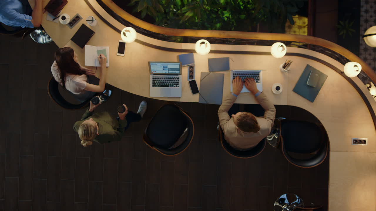 창의적인 공간에서 노트북으로 일하는 사람들