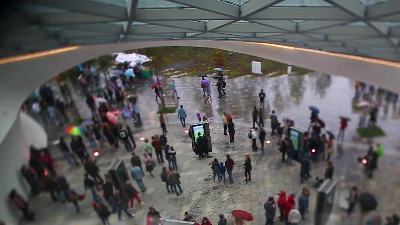 비가 오는 날, 비는 광장