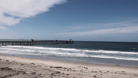 Schaumige-Surfwellen-Am-Imperial-Beach-Pier-In-San-Diego-County,-Kalifornien,-USA