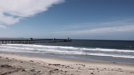 Espumosas-Olas-De-Surf-En-El-Muelle-De-La-Playa-Imperial-En-El-Condado-De-San-Diego,-California,-Ee.uu.