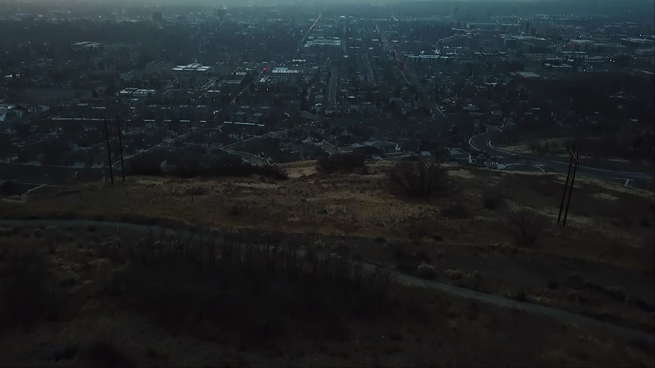 drone estableciendo tiro de montaña en utah, ee.uu.