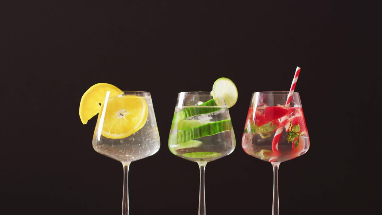 cerrado de bebidas con frutas en tablero de madera, con espacio de copia.