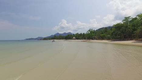 Toma-Aérea-De-Carro-De-Playa-Vacía-En-Koh-Chang-Tropical-Con-Vista-Al-Mar-De-La-Jungla