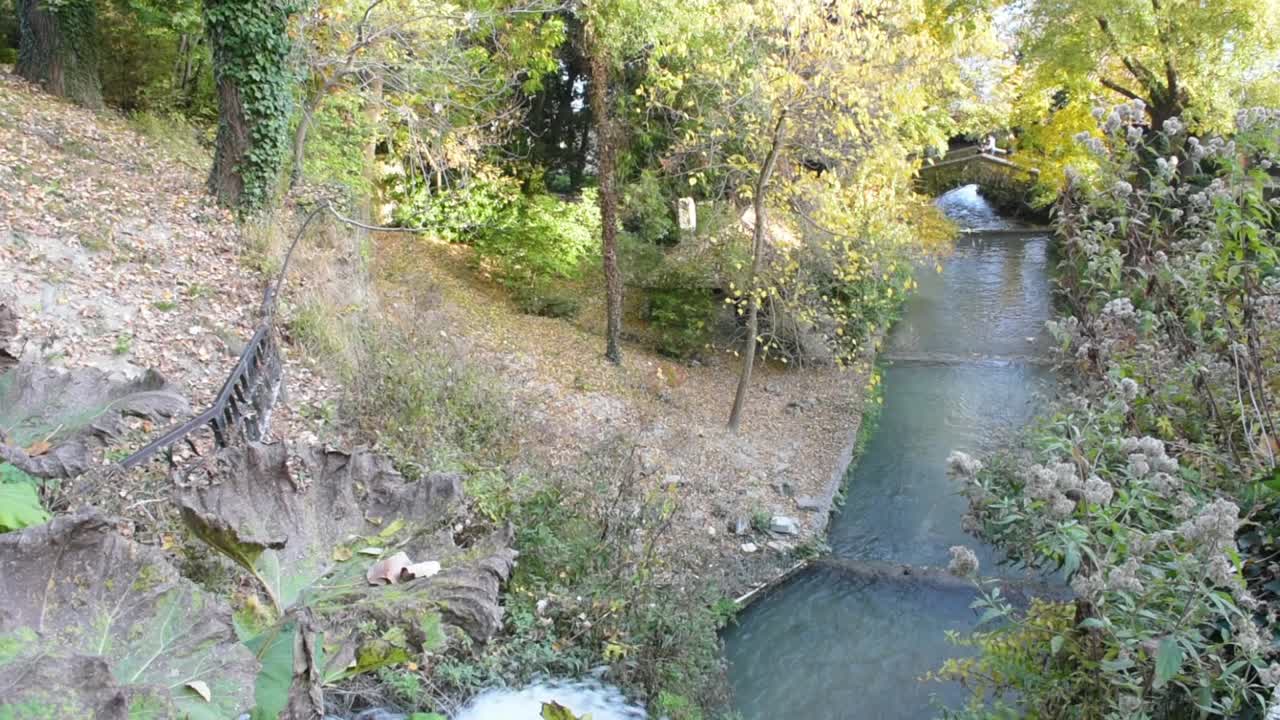 vista desde lo alto de la cascada dentro de los jardines del palacio balchik en bulgaria