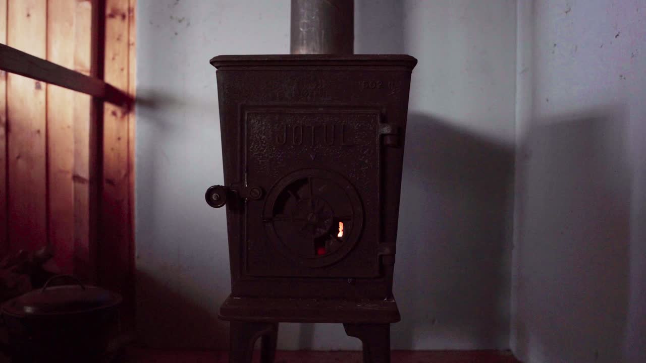 산에 있는 오두막 안에 있는 노르웨이 목재 오두막. 근접 촬영