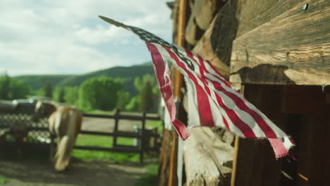 ondas de la bandera americana en el viento en un rancho de caballos de colorado en cámara lenta