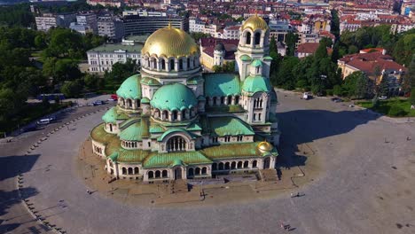 Fliegen-In-Richtung-Einer-Orthodoxen-Kathedrale-Im-Neobyzantinischen-Stil