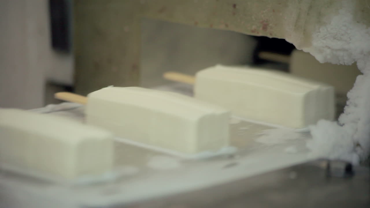 línea de fabricación de helados en una fábrica de alimentos. línea de producción de alimentos