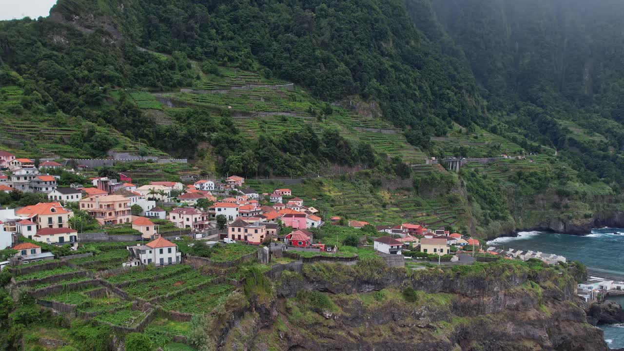 Vista aérea impressionante do litoral da Madeira e de aldeias em socalcos