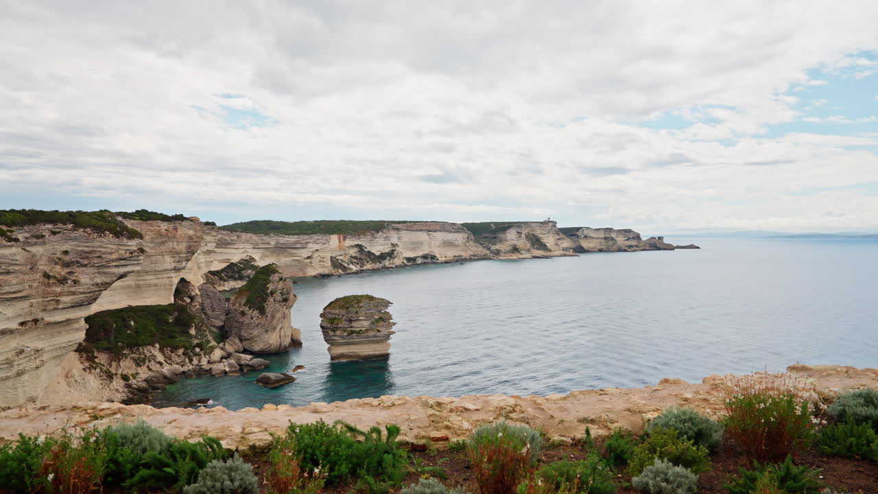 Vista panoramica del paesaggio pittoresco intorno a Bonifacio, in Corsica, Francia. Vista sul mare e sull'alta costa rocciosa.