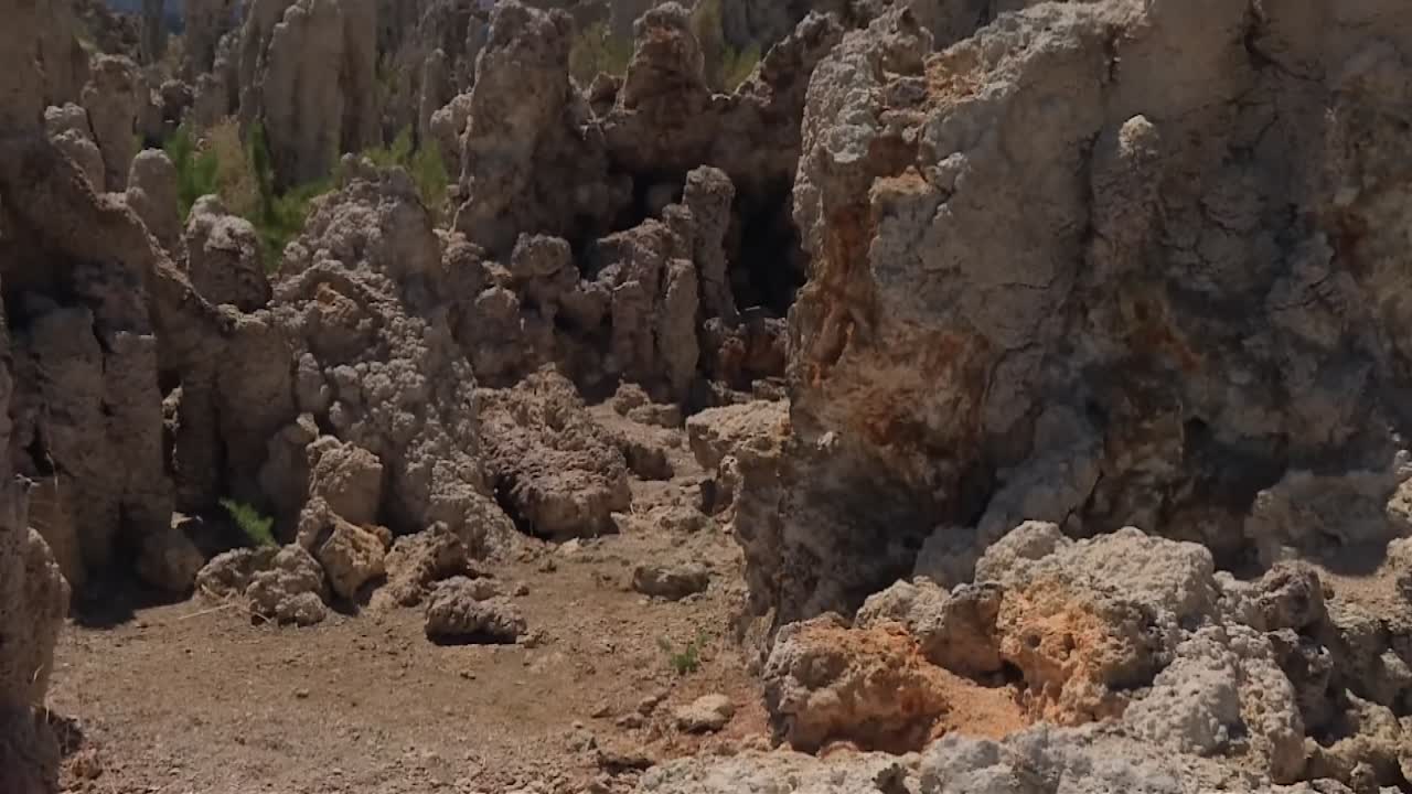 En gruppe taggete og forvitrede tufa-tårn reiser seg fra det tørre terrenget nær Mono Lake, California, nærbilde