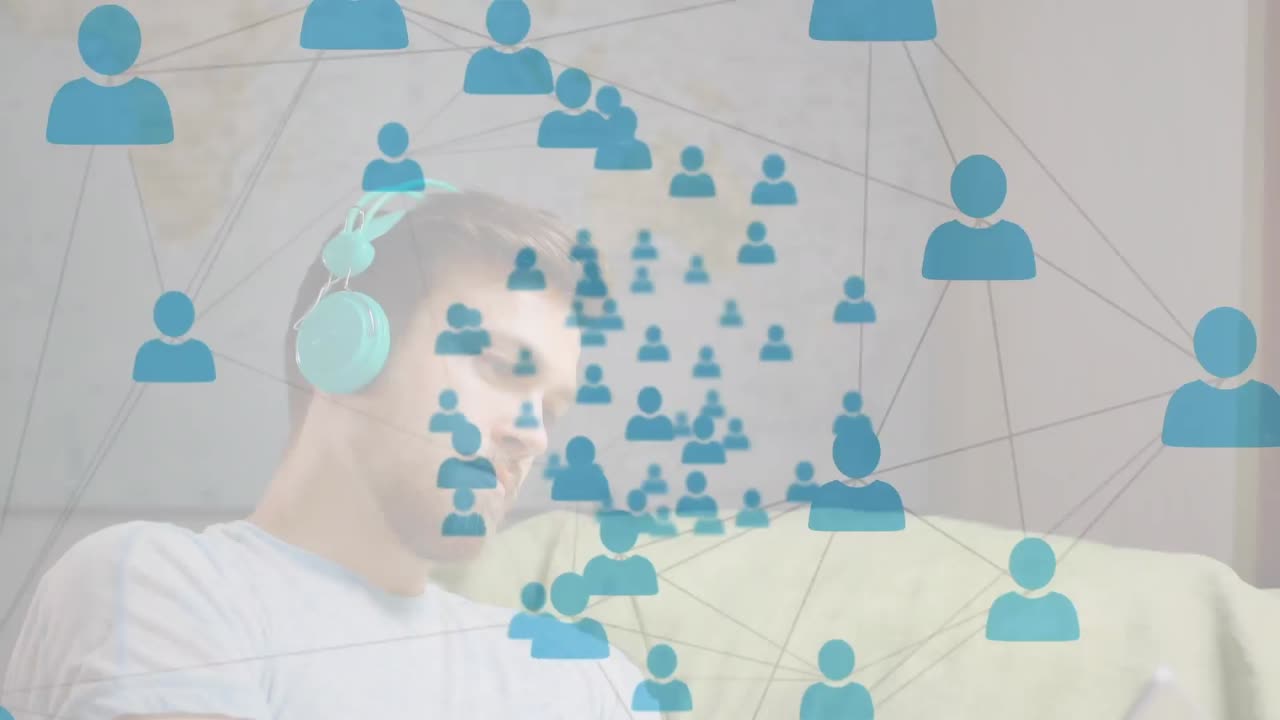 анимация сетей соединений с иконами над человеком с помощью планшета