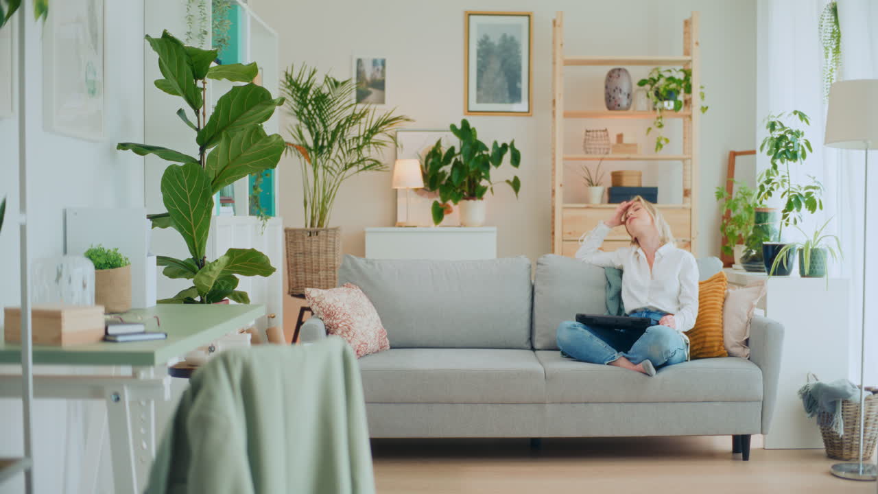 과로 한 소녀 는 노트북 을 닫고 공부 한다