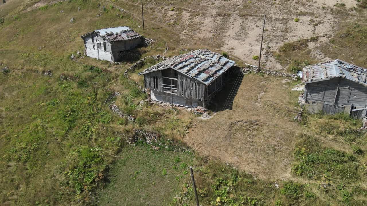 casas tradicionales de madera construidas en las partes altas del mar negro, vista de avión no tripulado, pavo