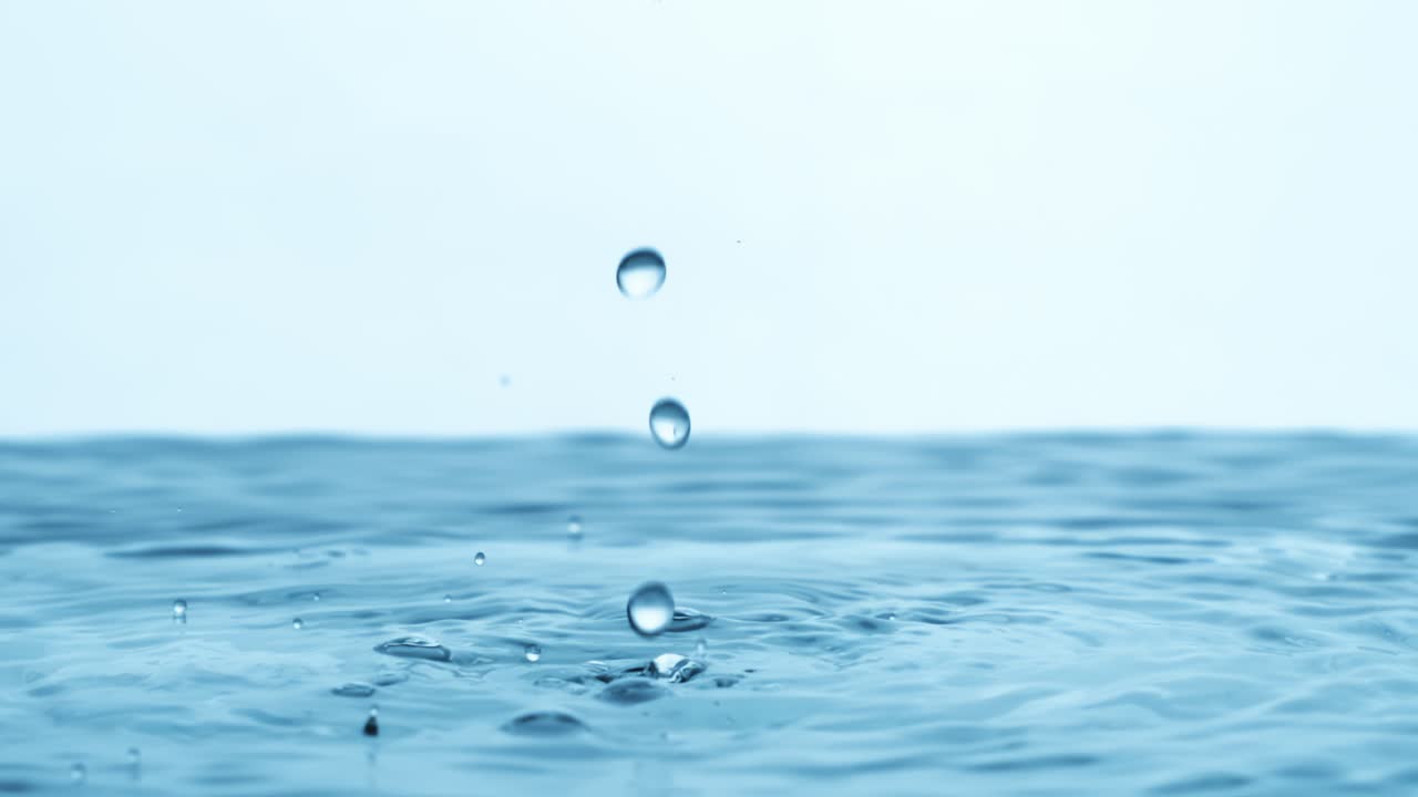 Wassertropfen-Nahaufnahme von fallendem Wasser in Superzeitlupe. Aufgenommen mit einer Superzeitlupenkamera 1600 fps.