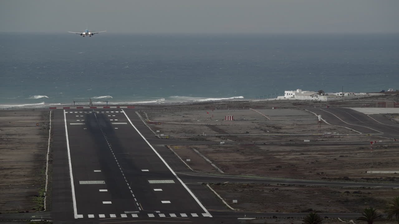 посадка самолета в аэропорту