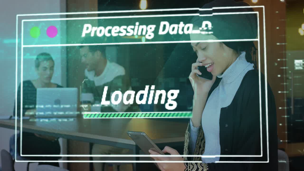 스마트폰과 태블릿을 사용하는 두 인종의 사업가 여성에 대한 데이터 처리의 애니메이션