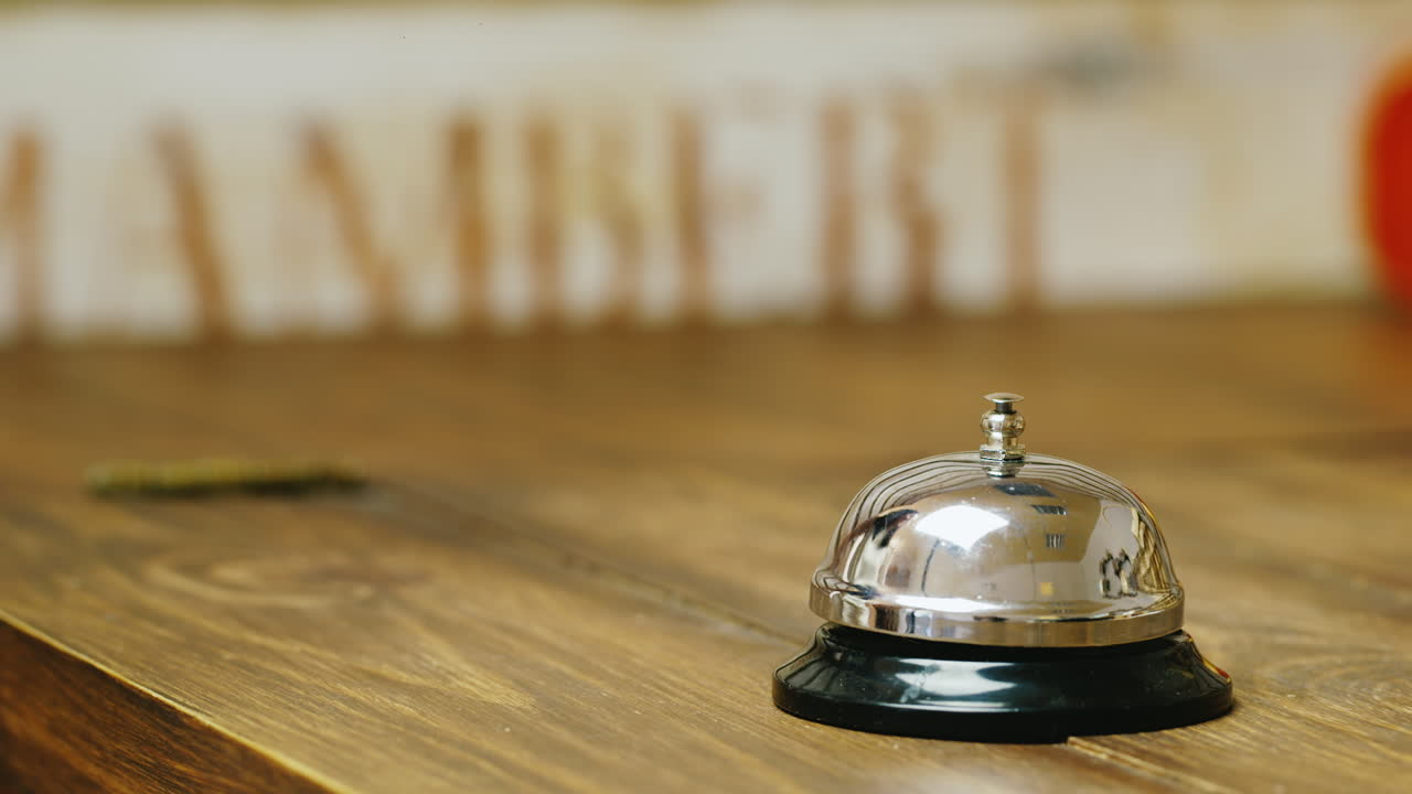 상점의 구매자가 탁상 전화를 걸다