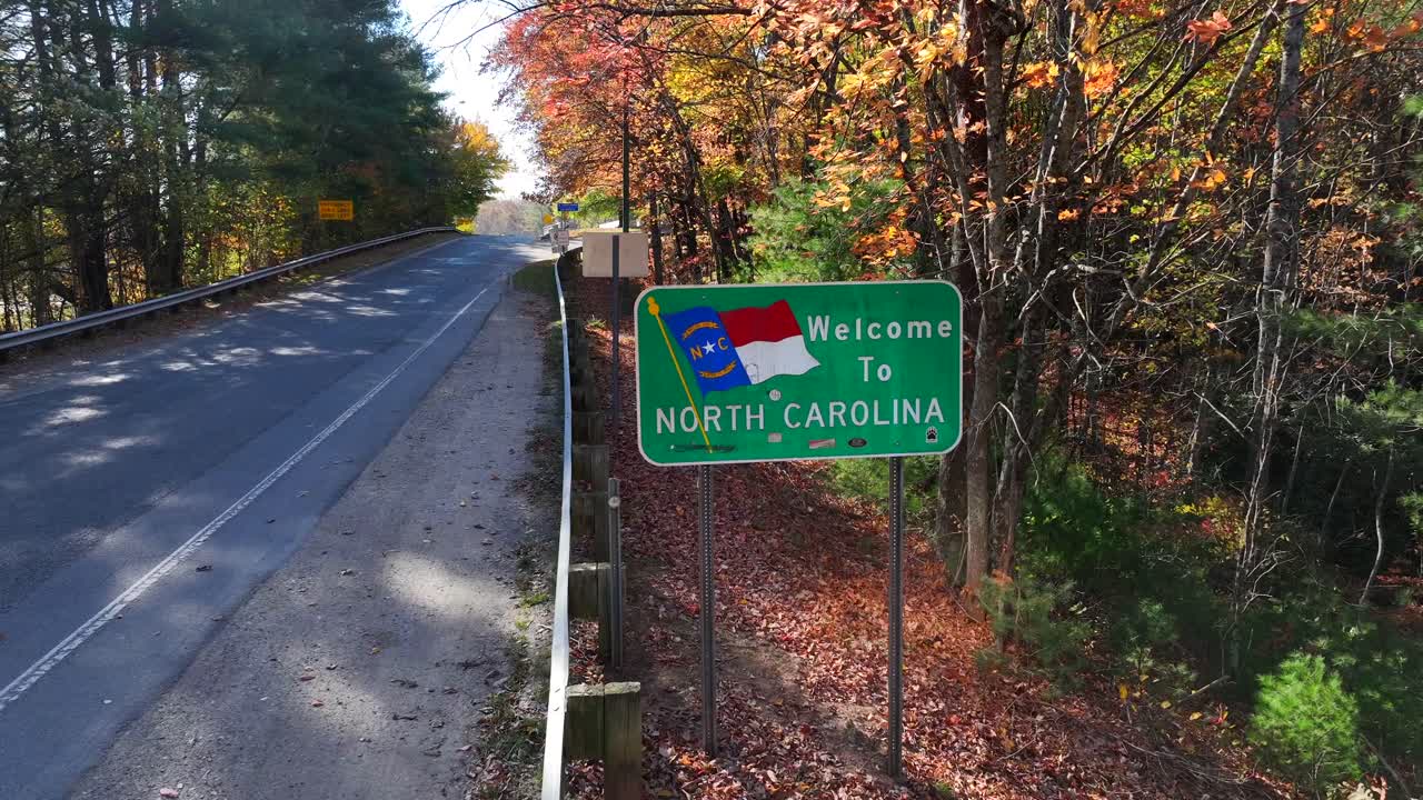 Cartello di benvenuto della Carolina del Nord sotto il fogliame giallo in autunno
